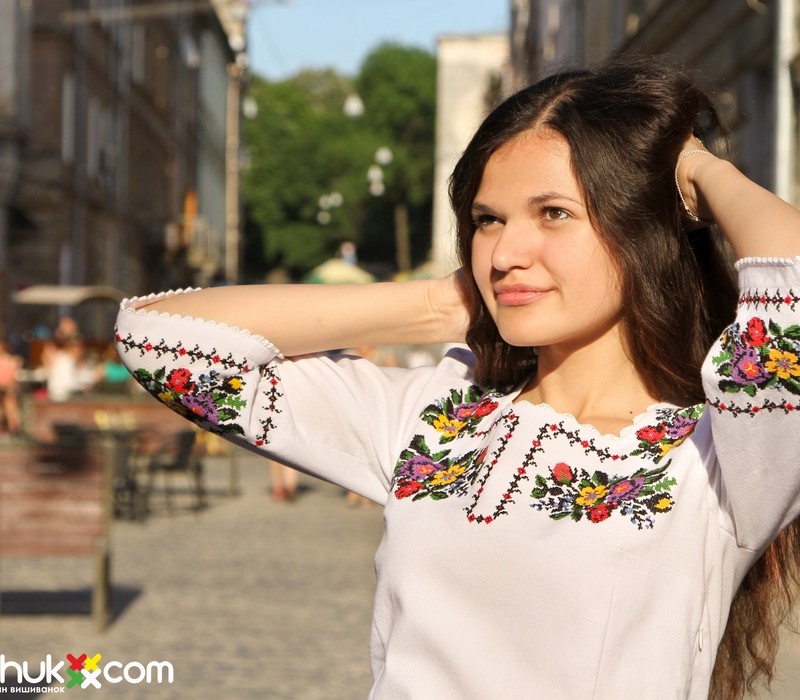 Сучасна жіноча вишиванка «Львів’янка»